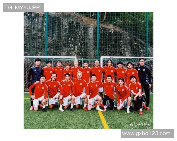 红色足球明星代言名单揭秘：他们如何影响品牌与球迷的心灵连接